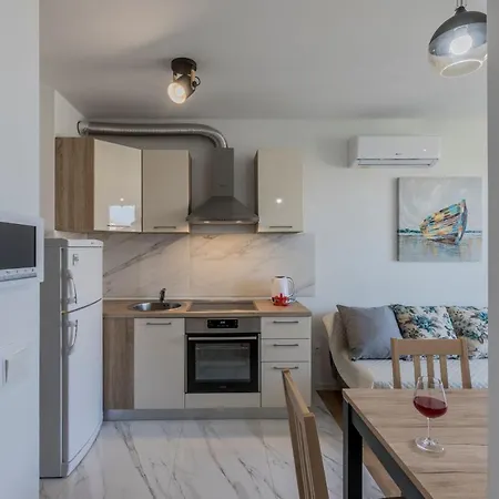 شقة Apartman Lukiana***