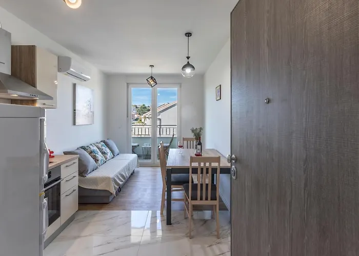 Apartman Lukiana*** דירה