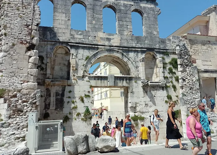 Apartman Lukiana*** דירה *